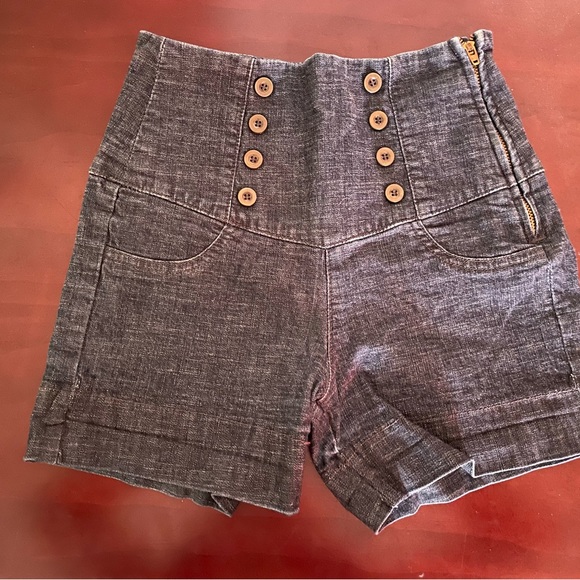 Shorts - Picture 3 of 5